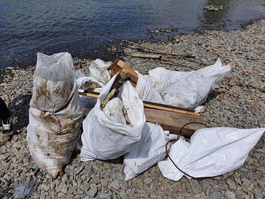 Активисты очистили прибрежную зону у ледокола "Ангара" в Иркутске