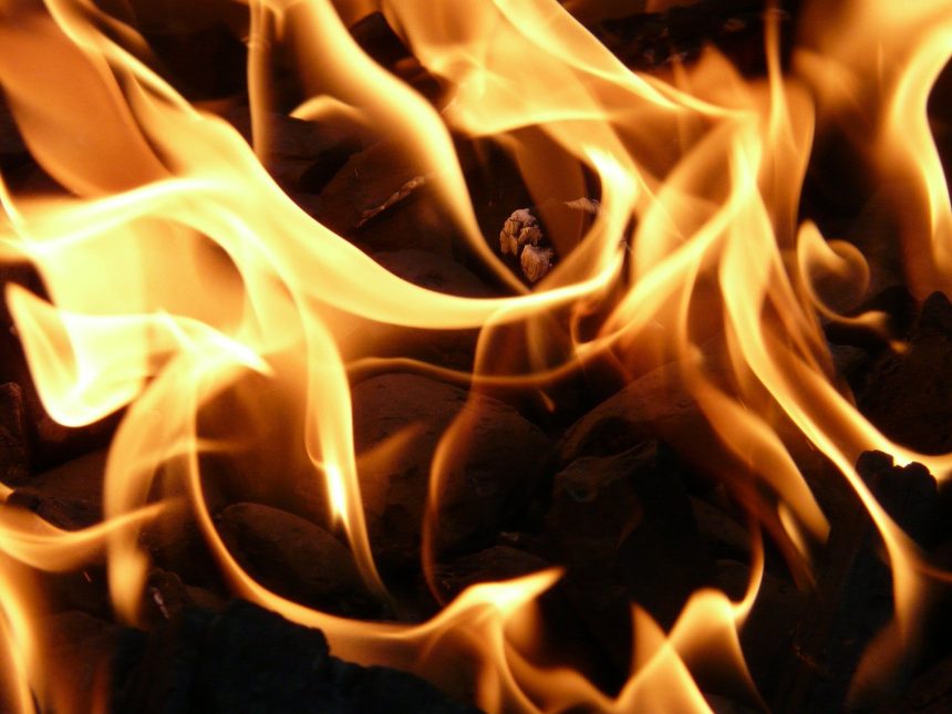 Два человека спасены на пожаре в пятиэтажном доме в Ангарске