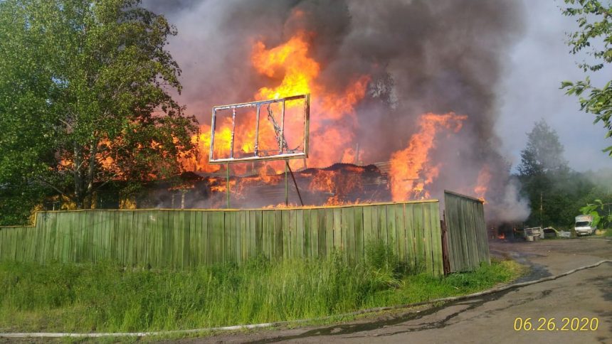 Двое человек пострадали на пожаре в частном доме в Иркутске