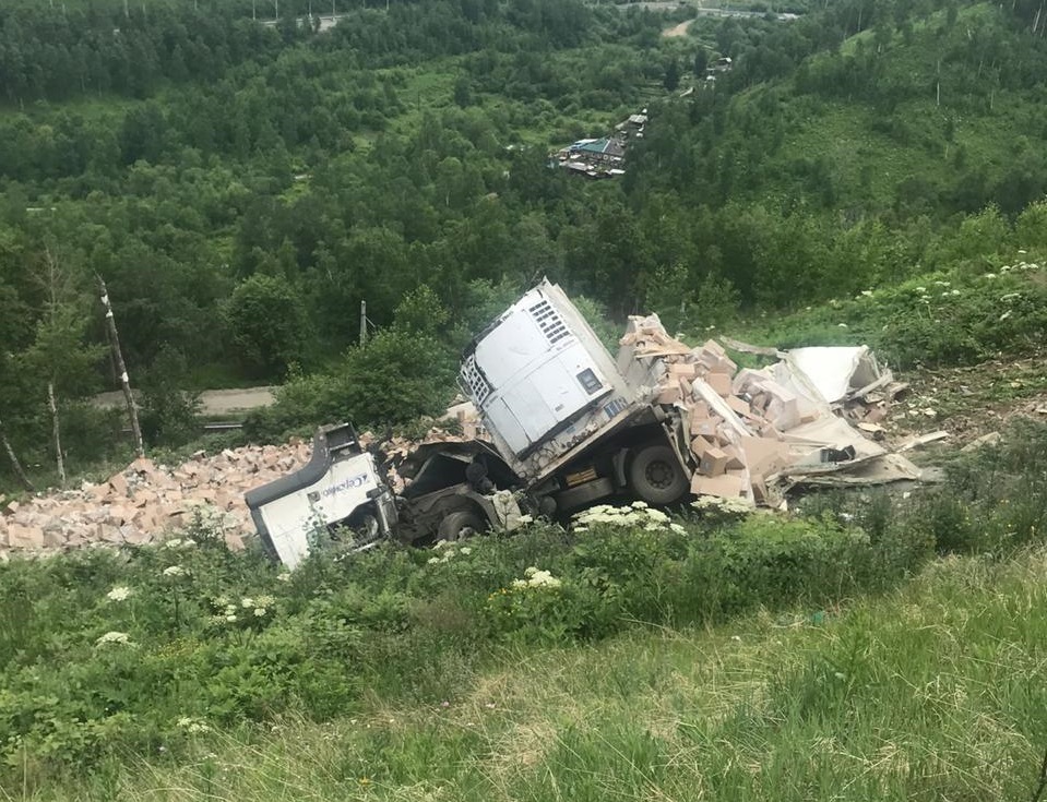 Грузовик с продуктами опрокинулся в кювет в Култуке