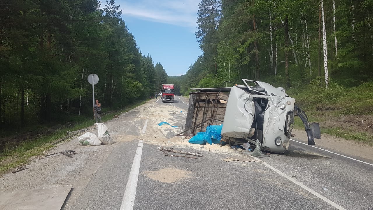 Грузовик столкнулся с двумя автомобилями в Шелеховском районе