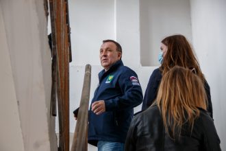 Леонид Фролов проверил ход строительных работ в двух школах Иркутского района