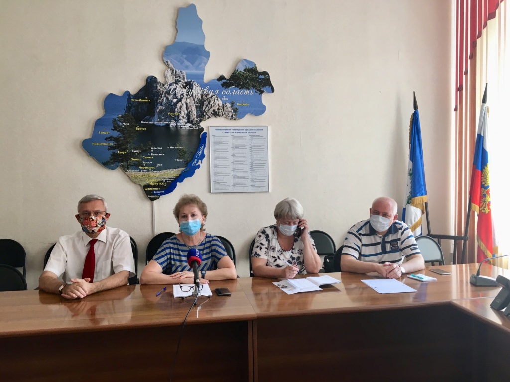 Медики призывают жителей строго соблюдать меры безопасности