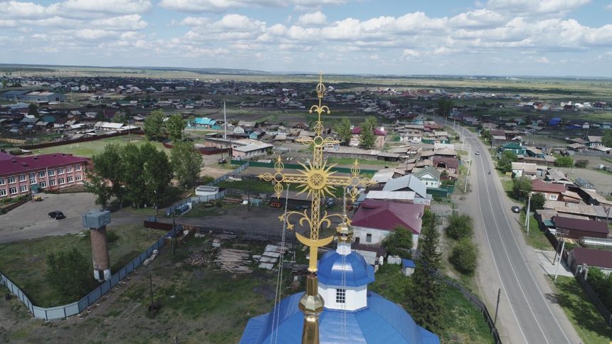 На куполе храма в Оёке установили крест