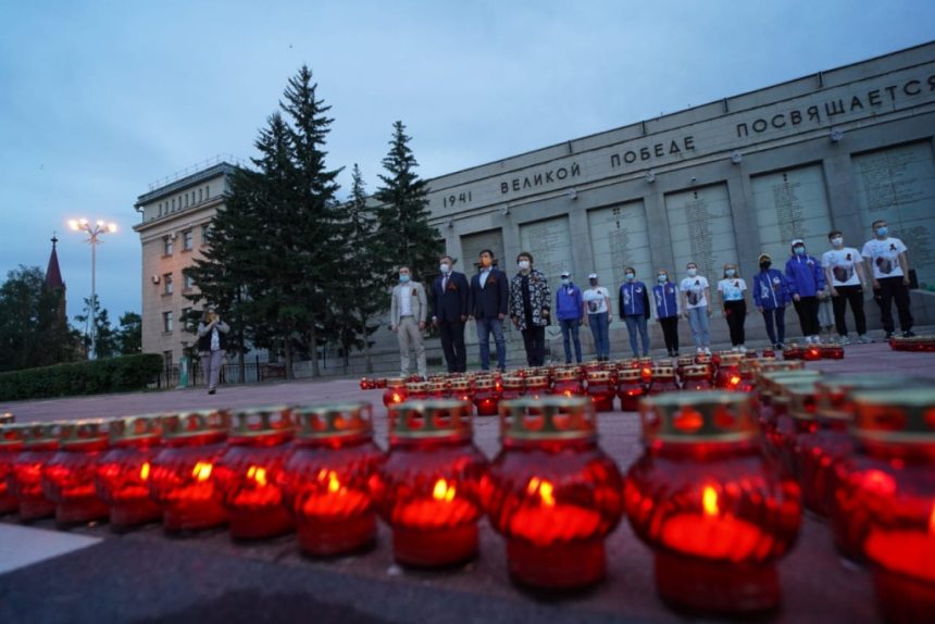 Надпись «75. Помним» из зажженных лампад выстроили у Вечного огня в Иркутске