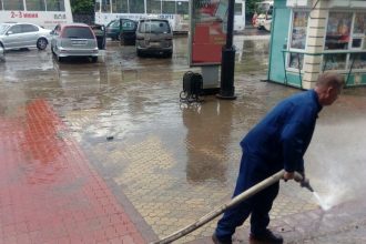 Отключения света и два упавших дерева. Аварийные службы устраняют последствия ливня в Иркутске