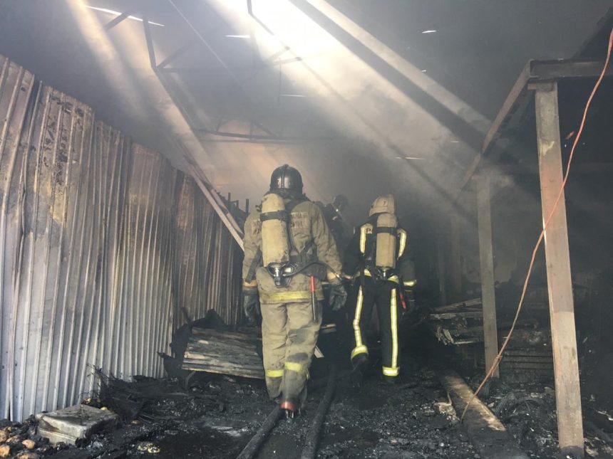 Пожар произошел на рынке Эльдорадо по улице Розы-Люксембург в Иркутске