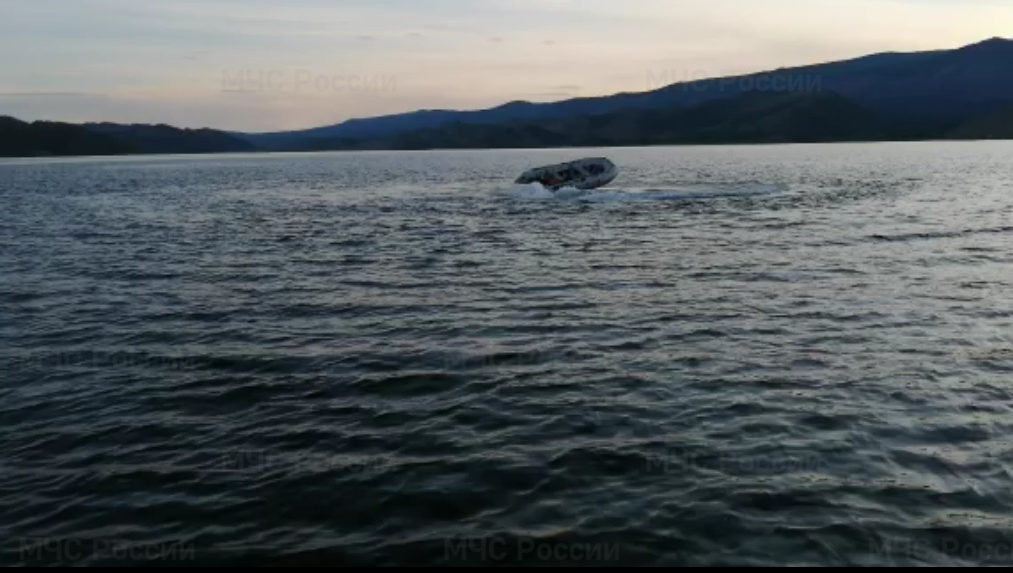 Пропавшего рыбака ищут в Мухорском заливе озера Байкал