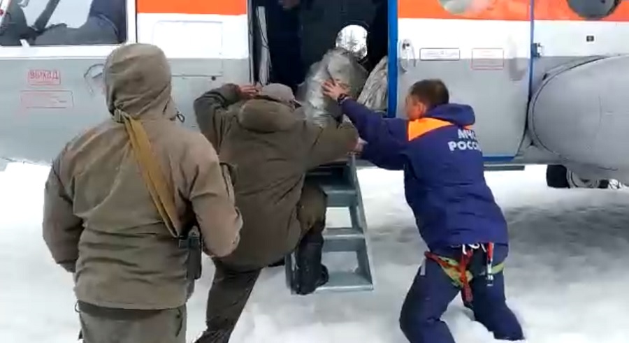 Спасатели БПСО эвакуировали шестерых рыбаков, утопивших вездеход