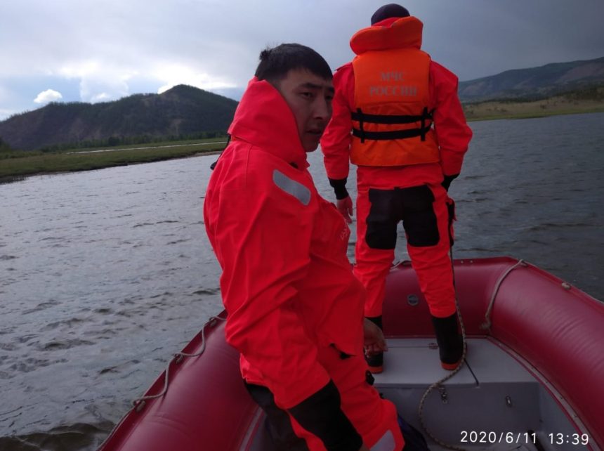 Спасатели продолжают поиски пропавшего рыбака на Малом море Байкала