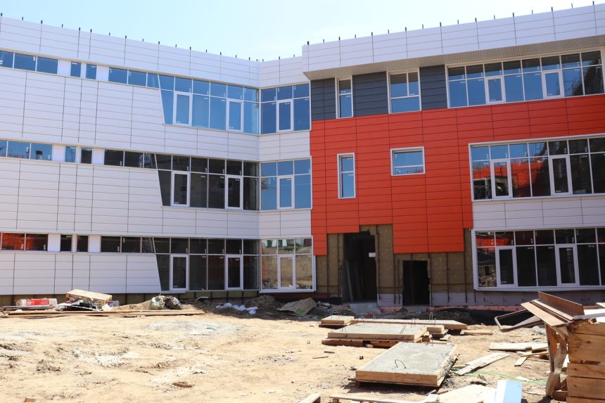 Строительство школы в микрорайоне Юго-Западный завершено на 65%