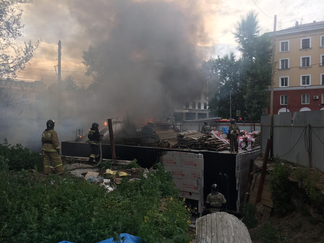 Стройматериалы горели на перекрестке улиц Карла Либкнехта и Дзержинского