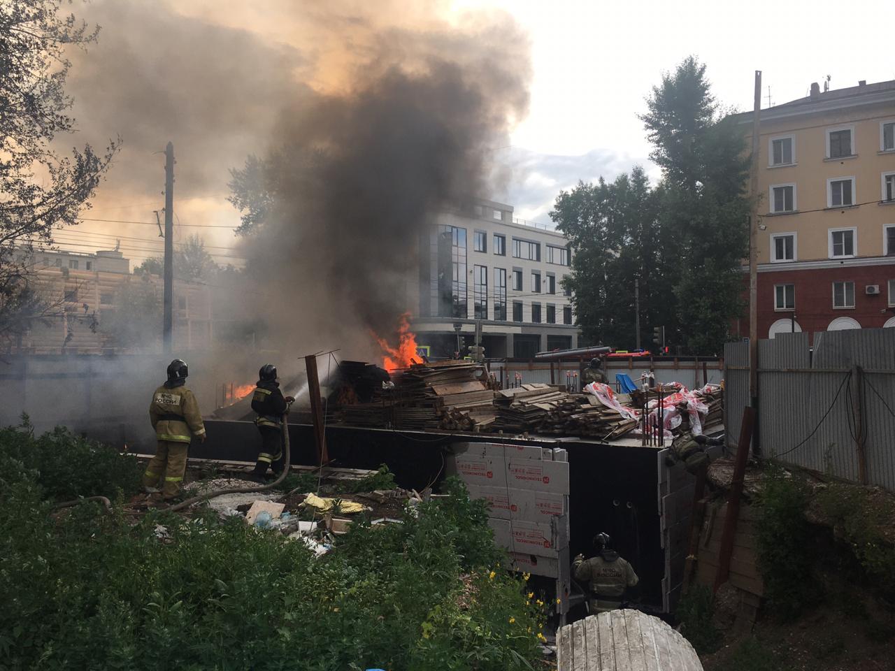 Стройматериалы горели на перекрестке улиц Карла Либкнехта и Дзержинского