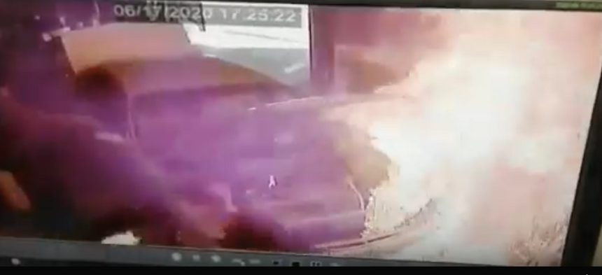 Три человека пострадали при возгорании автомобиля в гаражном боксе в Ангарске