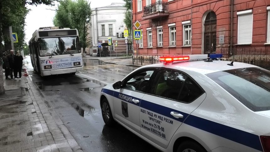 Троллейбус сбил беременную женщину в центре Иркутска