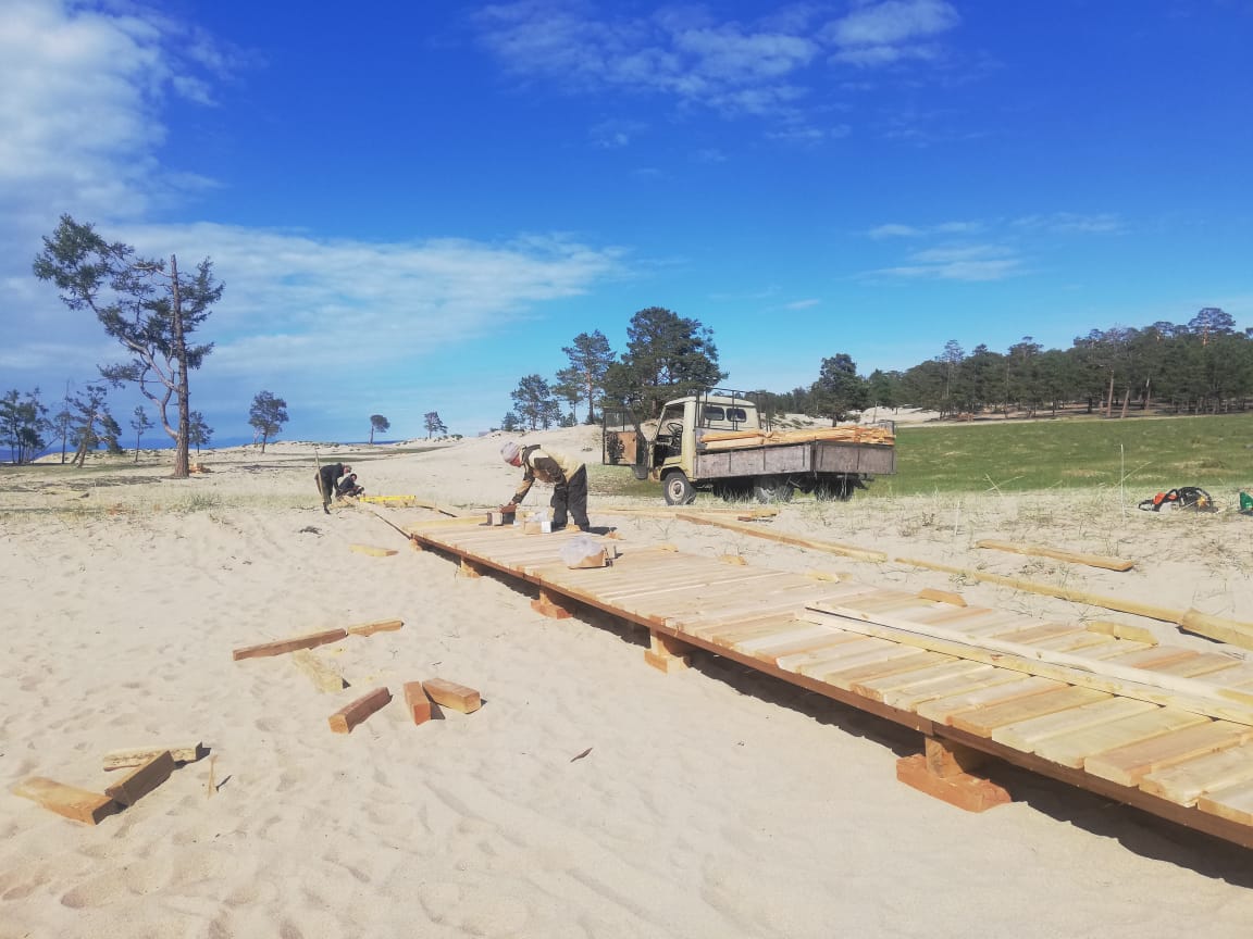 Входную группу и деревянные настилы начали строить на Сарайском пляже