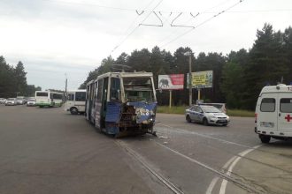 Водитель и кондуктор трамвая пострадали в ДТП с грузовиком в Ангарске