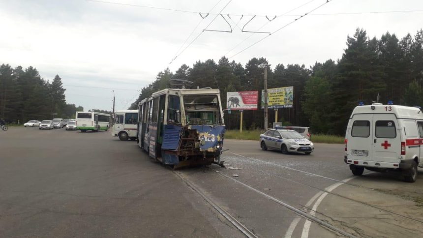 Водитель и кондуктор трамвая пострадали в ДТП с грузовиком в Ангарске