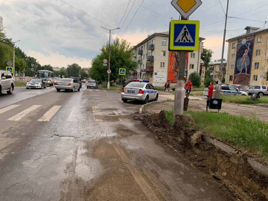 Водитель сбил двух школьниц на пешеходном переходе в Ангарске