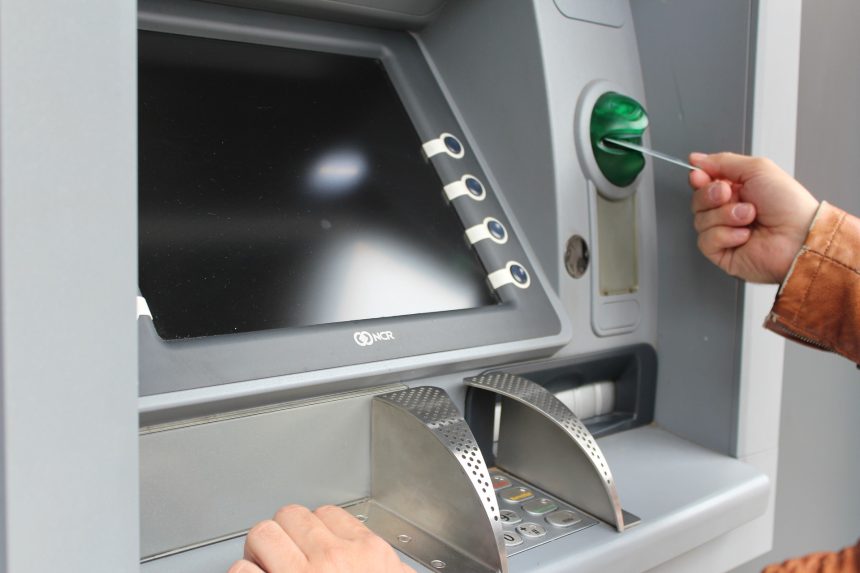 Жительница Слюдянки забрала из банкомата чужие деньги и попала под уголовное преследование