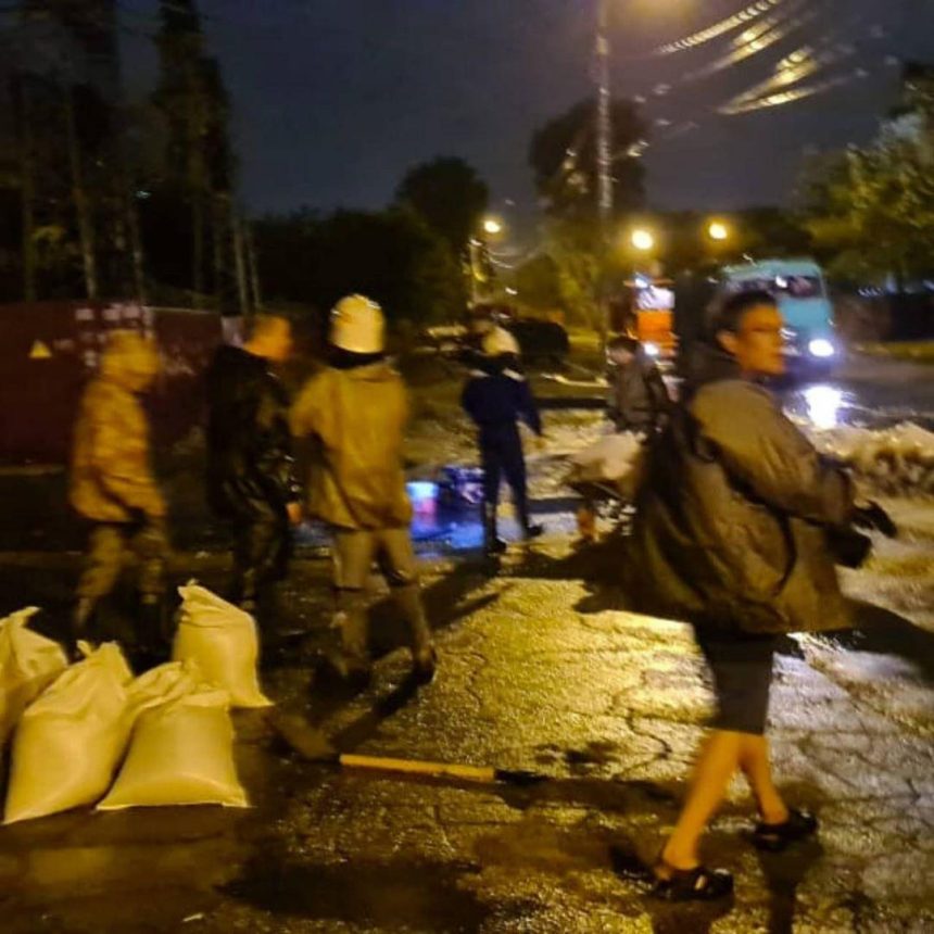 10 человек эвакуировали из подтопленных домов в Иркутске во время ливня