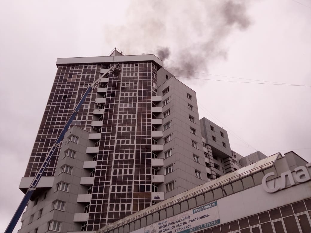 18 человек эвакуировали из жилого комплекса «Сантоки» в Иркутске из-за возгорания на мансарде