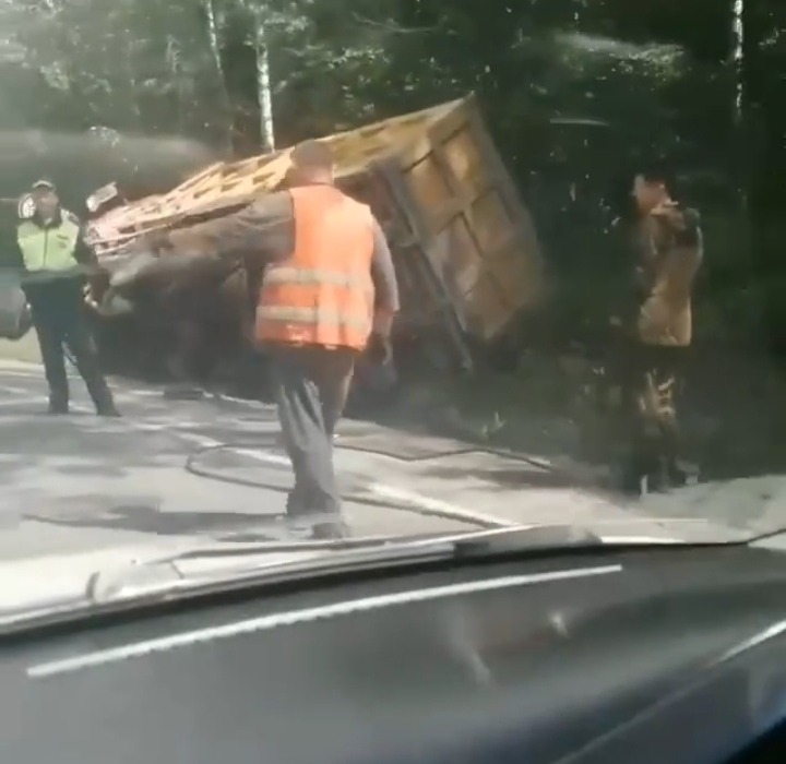 Большегруз перевернулся на Култукском тракте