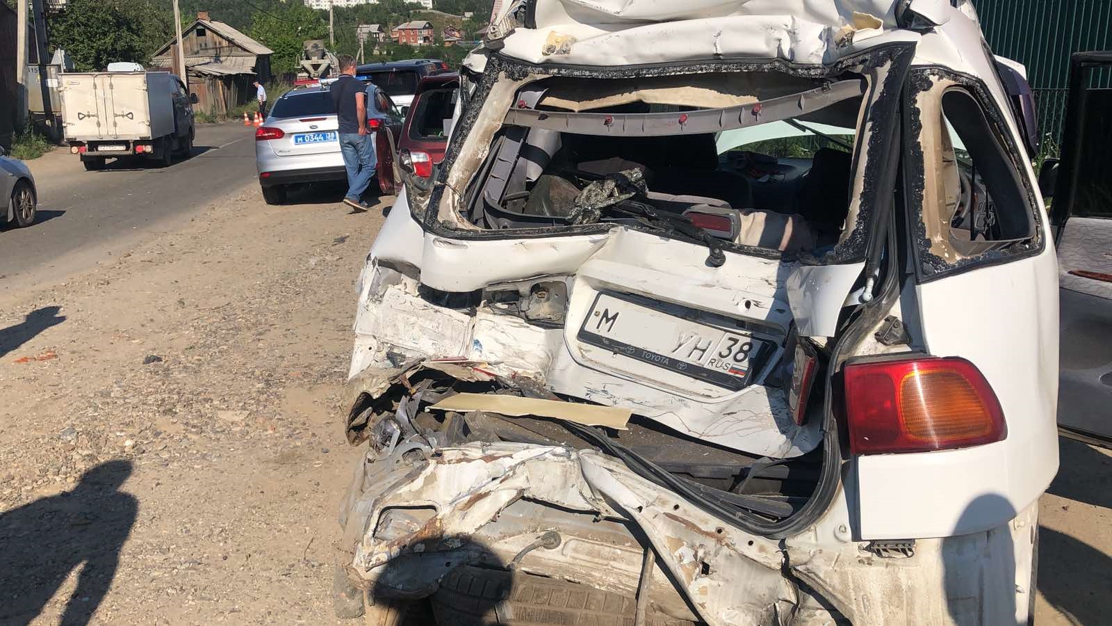 Две женщины и ребенок госпитализированы после ДТП с бетоновозом в Иркутске