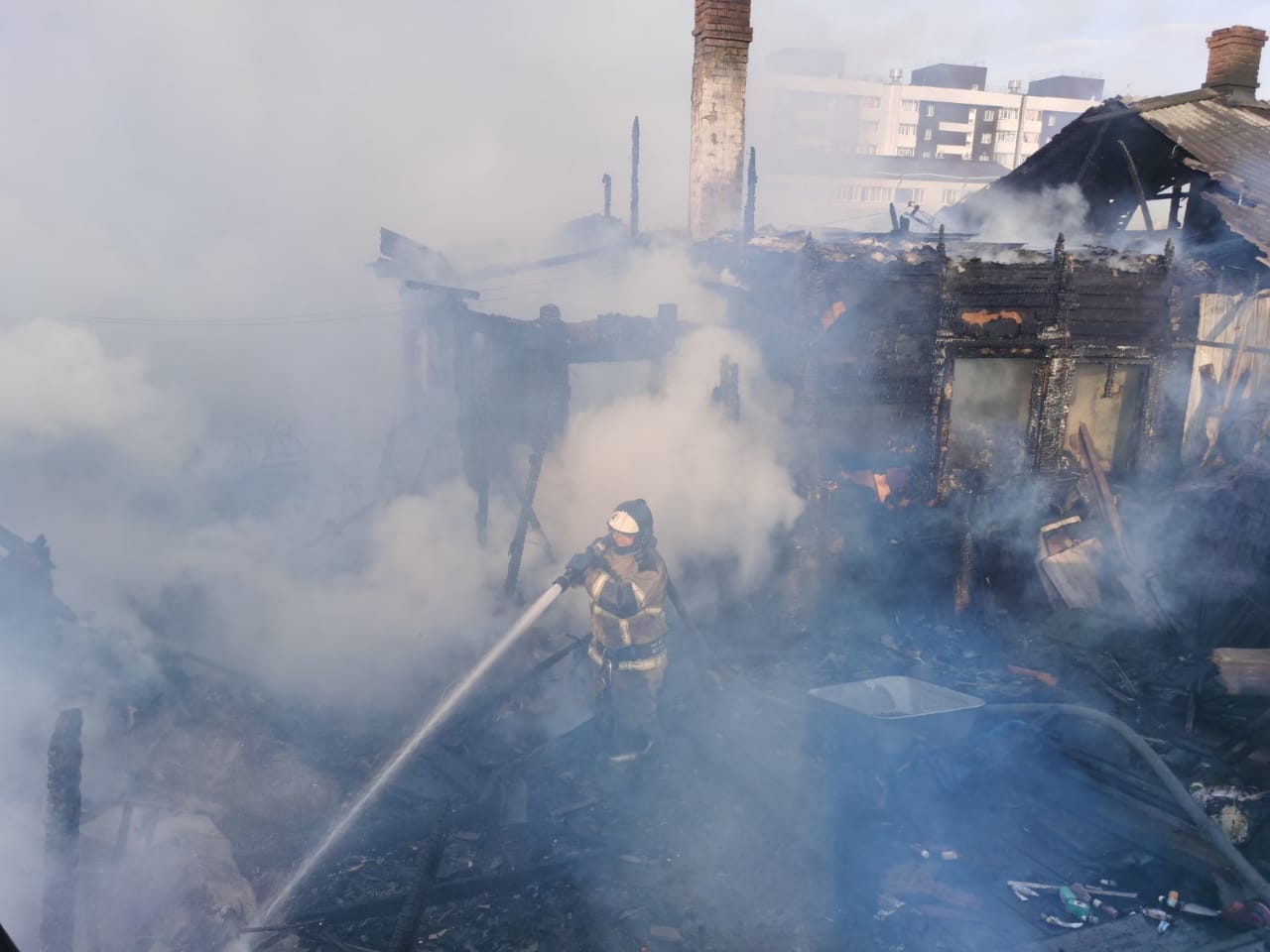 Двухквартирный жилой дом сгорел в Иркутске