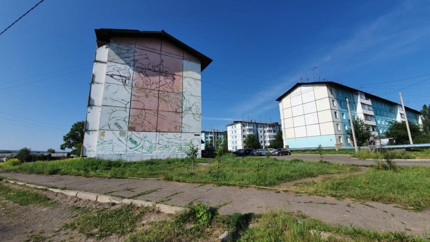 Граффити на тему паводка создают на стене многоквартирного дома в Тулуне
