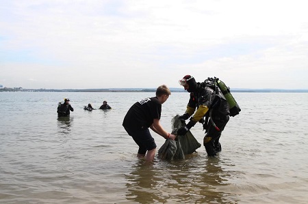 Иркутские дайверы очистили от мусора залив Якоби