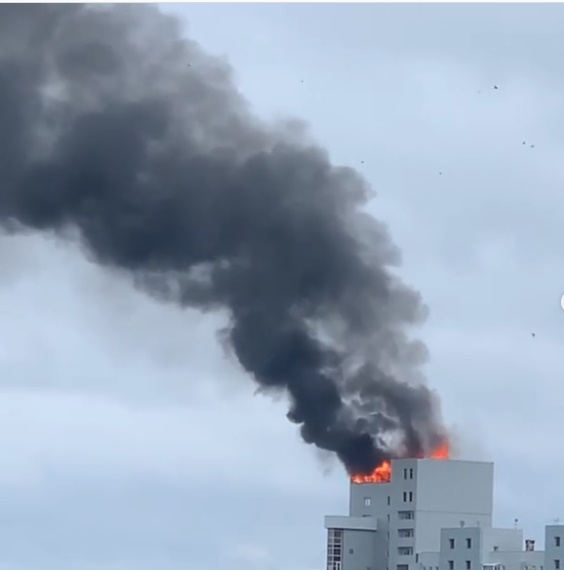 Крыша жилого комплекса «Сантоки» горит в Солнечном