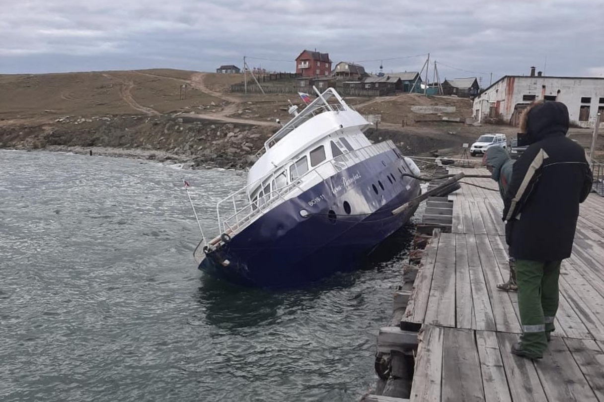 Нефтяное пятно, разлившееся из частного судна в Байкал, локализовали