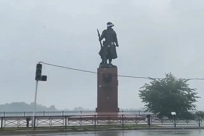 Памятнику Якову Похабову в Иркутске завязали глаза