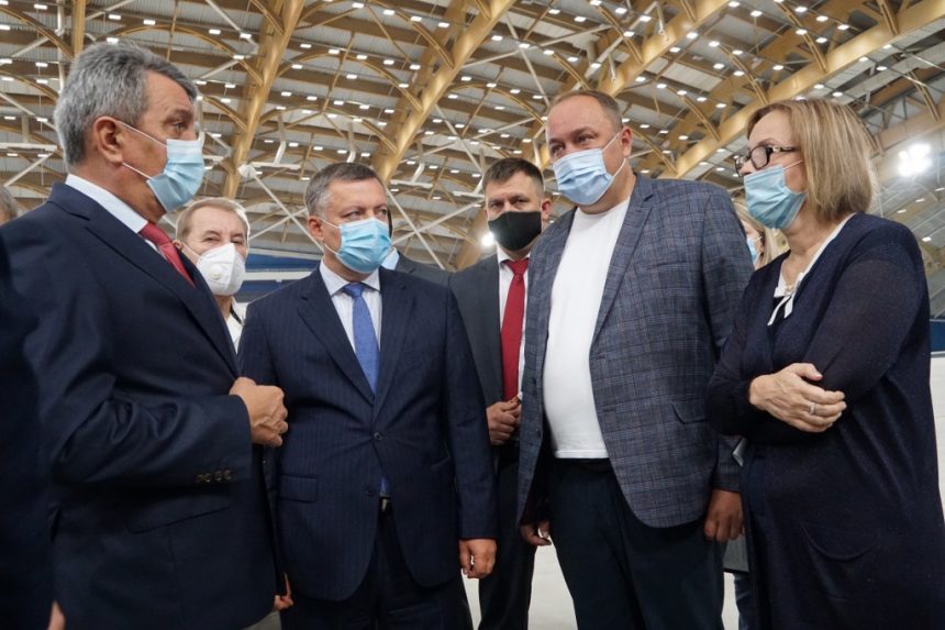 Полпред президента в СФО с главой Приангарья проверили готовность Ледового дворца "Байкал"