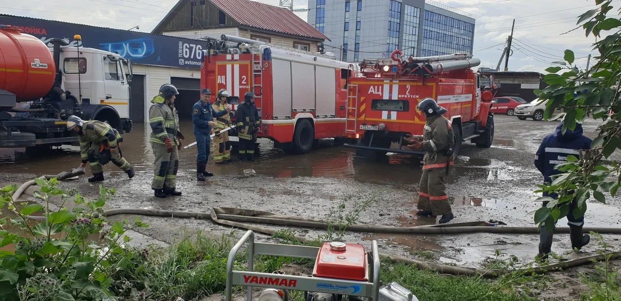 Последствия ливня устраняют в Иркутске