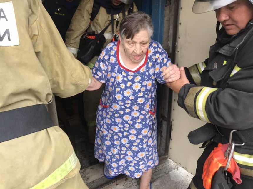 Пожарные спасли десять человек из горящей пятиэтажки в Усолье-Сибирском