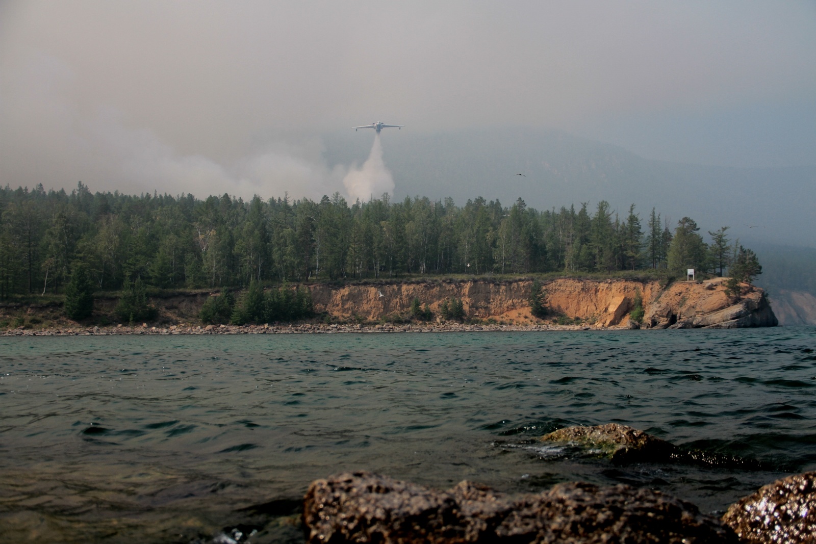 Самолет-амфибия БЕ-200 продолжает тушить пожары в Приангарье