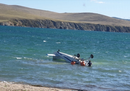 СК проводит проверку по факту падения самолета Як-12 в озеро Байкал