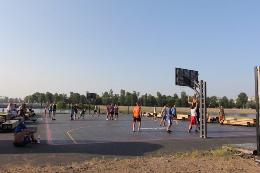 Современную баскетбольную площадку открыли на острове Юность