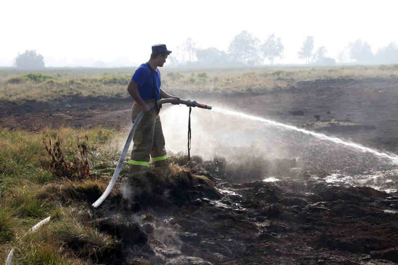 Торфяной пожар ликвидируют в Иркутском районе