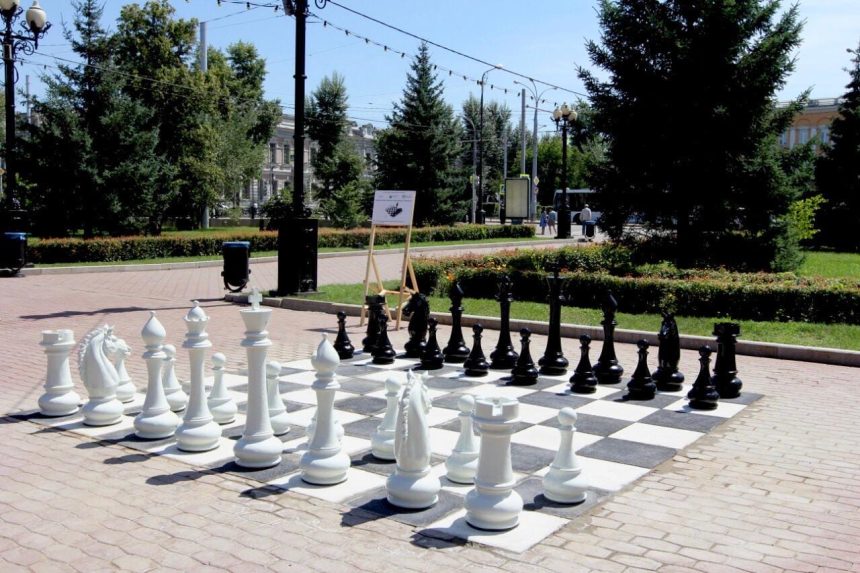 Уличную шахматную доску открыли в Иркутске