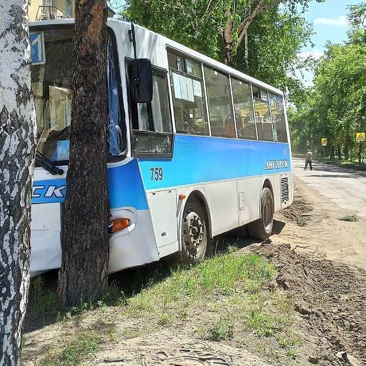 В Ангарске водитель автобуса врезался в дерево из-за выбежавшего на дорогу ребенка