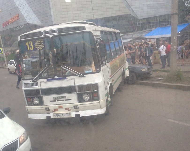 Водитель автобуса №13 в Иркутске протаранил тойоту после дорожного конфликта