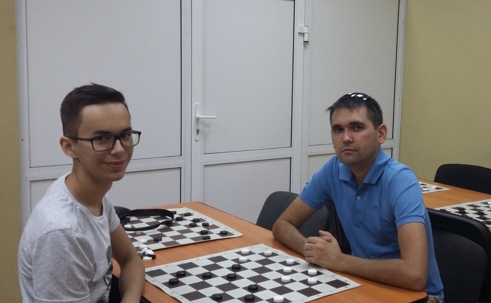 18-летний иркутянин завоевал серебряную медаль на онлайн-турнире по шашкам