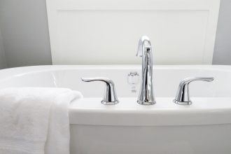 Горячую воду отключат в нескольких домах Иркутска до 14 августа