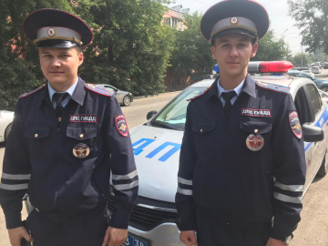 Госавтоинспекторы помогли доставить в больницу годовалого ребенка с ожогом в Иркутске