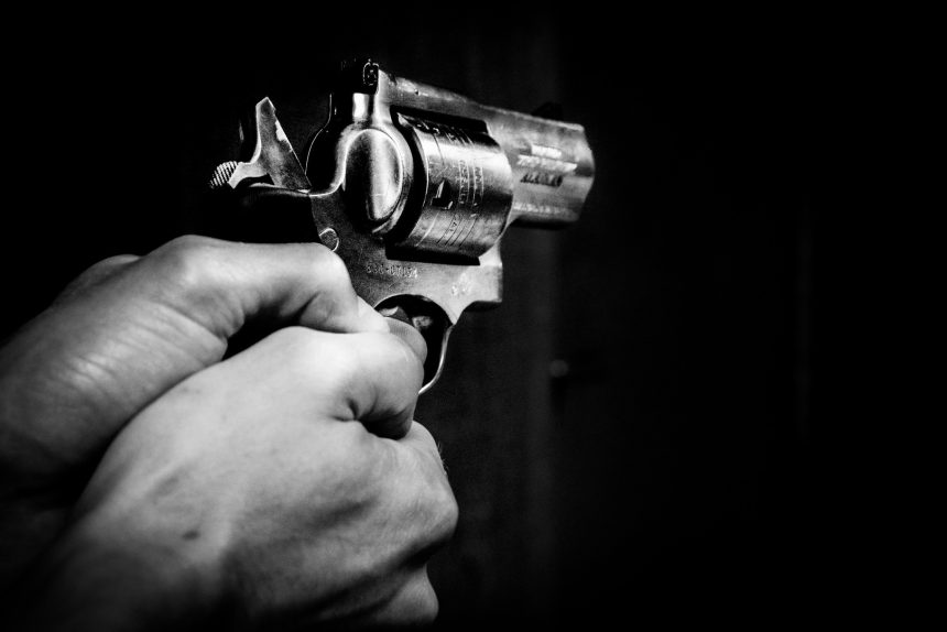 Мужчина застрелил двух своих знакомых и еще двоих ранил во время ссоры в Усть-Куте