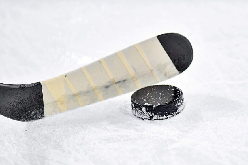 Хоккейный корт устанавливают на иркутском стадионе "Рекорд"