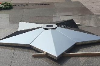 Конструкцию металлической звезды обновили на мемориале "Вечный огонь" в Иркутске
